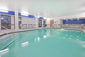 ein großer Pool mit blauem Wasser in einem Gebäude in der Unterkunft Hampton Inn Jackson in Jackson