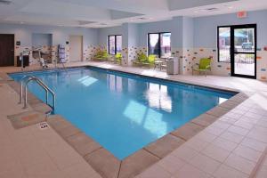 a large swimming pool in a hotel room at Hampton Inn Leavenworth in Leavenworth