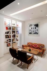 een woonkamer met een tafel en stoelen en een bank bij Hotel Carlton in Tunis