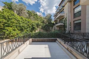 una escalera en un edificio con barandilla en Hotel & Apartments HEC Residence en Sveti Stefan