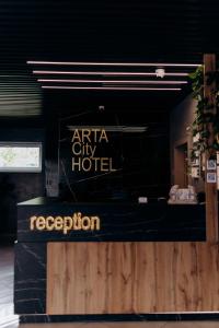 ein Schild mit Artic City Hotel und Rezeption in der Unterkunft Arta City Hotel in Yavoriv