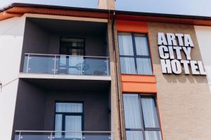 ein Apartmenthaus mit einem artida Stadthotel in der Unterkunft Arta City Hotel in Yavoriv