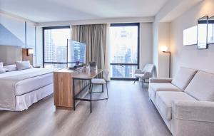 een hotelkamer met een bed, een bureau en een bank bij Riu Plaza Manhattan Times Square in New York