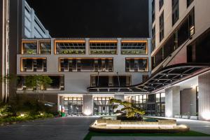 una vista exterior de un edificio por la noche en Lai Hotel, en Guiren