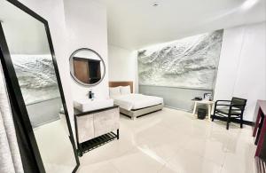 a bathroom with a sink and a mirror at Hotel Halo in Angeles