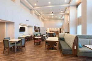 Кът за сядане в Hampton Inn & Suites Cincinnati Liberty Township