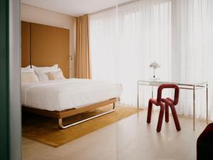 - une chambre avec un lit, une table et une chaise dans l'établissement Hotel Josef, à Prague