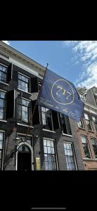 eine blaue Flagge vor einem Gebäude in der Unterkunft Hotel 717 in Amsterdam