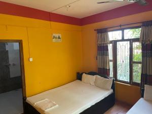 เตียงในห้องที่ Tara guesthouse - Sauraha,Chitwan