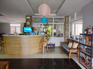 eine Bar in einem Zimmer mit einem Sofa und einer Theke in der Unterkunft Morning Star Hotel in San Vicente