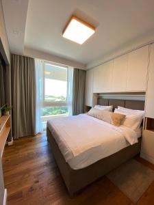 Un dormitorio con una cama grande y una ventana en neot golf kz place, en Cesarea