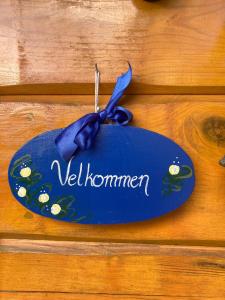 a blue sign with the word summon on a wooden wall at Fritt! Bed&Breakfast in Seljord