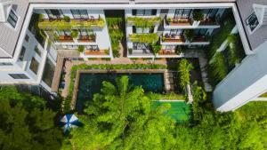 widok na kompleks apartamentów z basenem w obiekcie Bayon Modern Residence w Siem Reap