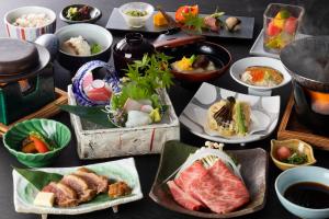 una mesa cubierta con platos de comida en una mesa en Nara Royal Hotel, en Nara