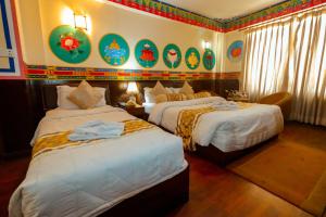 Giường trong phòng chung tại Kathmandu Eco Hotel