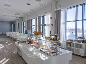 een buffet met eten in een kamer met ramen bij Seaside Glass Villas in Kemi