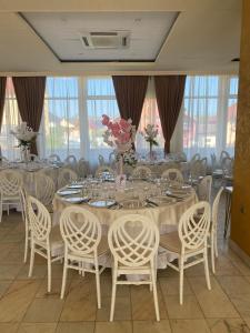 een grote eetkamer met tafels en stoelen bij Hotel Diana in Bistriţa