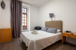 una camera da letto con un letto con due peluche sopra di Guest House Porto Clerigus a Porto