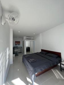 una camera con letto e ventilatore di BED-TER Guest House a Ko Tao