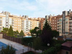 vista su un grande complesso residenziale con edifici di Madrid Las Tablas apartments a Madrid