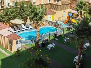 uma imagem de uma piscina num resort em فندق زمان هوم لاند Zaman Homeland Hotel em Taif