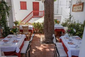 una mesa para una boda en un jardín en 23 Hotel Mykonos, en Mykonos ciudad