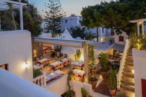 米克諾斯城的住宿－23 Hotel Mykonos，享有餐厅空中美景,配有桌椅