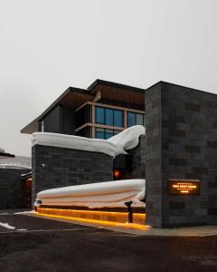 een gebouw met een grote matras aan de zijkant bij Park Hyatt Niseko Hanazono in Kutchan