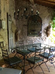 a group of chairs and a table in a room at La Maiz in Maubec