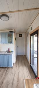 Kitchen o kitchenette sa Pet Friendly wooden house near Forest