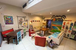 een woonkamer met meubilair en een tafel bij Stray Cat Hostel in San José