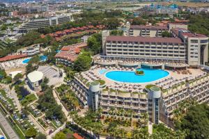 Bazén v ubytování Melas Resort Hotel nebo v jeho okolí