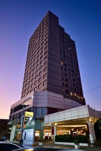 un edificio alto con un cartel delante en T Hotel en Taichung