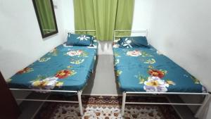 Giường trong phòng chung tại Ishak Kaseh Homestay