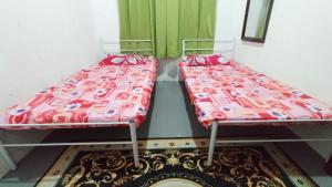 Giường trong phòng chung tại Ishak Kaseh Homestay