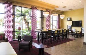 奧蘭多的住宿－Orlando Palms，一间带桌椅和窗户的用餐室