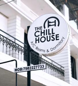 コーチにあるThe Chill Houseの建物前の寒屋の看板