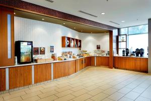 een restaurant met een eetbar in een onbedoeld bij SpringHill Suites by Marriott Columbus OSU in Columbus