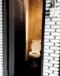 W pokoju znajduje się łazienka z białą toaletą. w obiekcie La Malila Hostel w mieście Udon Thani