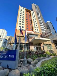 un edificio con un cartello di fronte di Hilton Garden Inn Panama City Downtown, Panama a Città di Panama