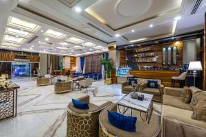 un vestíbulo con sofás y sillas y un bar en فندق كراون روز الصحافة Crowne Rose AlSahafa Hotel, en Riad