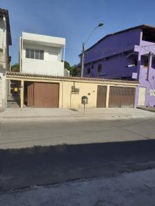 una calle vacía delante de un edificio en KITNET BRANCA NA PRAIA, en Serra