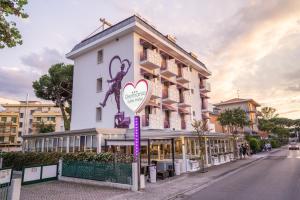 een gebouw met een hartteken ervoor bij Hotel Germania in Lido di Jesolo