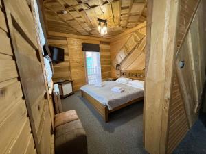 Tempat tidur dalam kamar di Rich OAK - Багатий Дуб