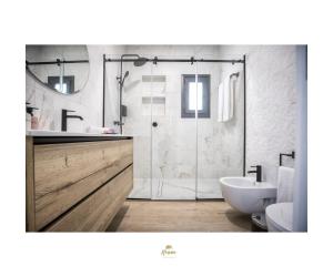 y baño con ducha, lavabo y aseo. en Riam suites apartamentos en Los Palacios y Villafranca