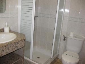 ein Bad mit einer Dusche, einem WC und einem Waschbecken in der Unterkunft Hotel Restaurante Campomar in Cartagena