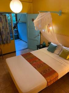 A bed or beds in a room at Cabinas Guarana