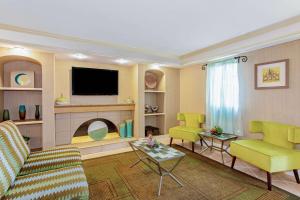 TV at/o entertainment center sa La Quinta Inn by Wyndham Orlando Airport West