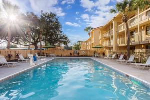 Бассейн в La Quinta Inn by Wyndham Orlando Airport West или поблизости