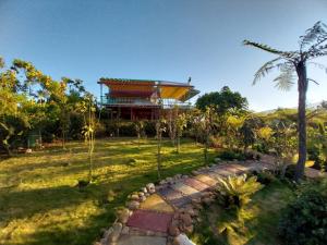 een tuin met een gebouw op de achtergrond bij K'Ho Cil Homestay Tà Nung in Da Lat